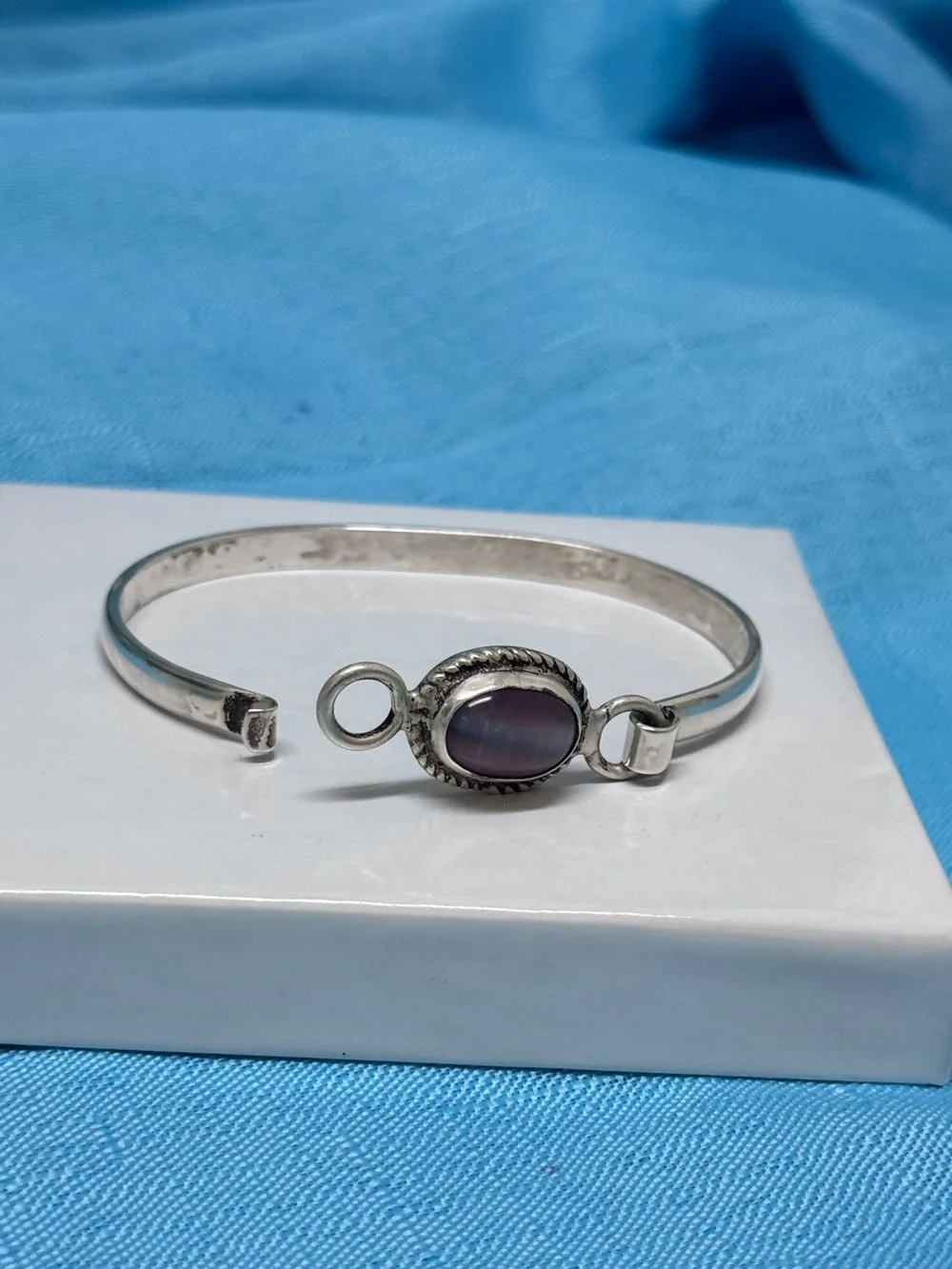 Vintage .925 bangle bracelet. Central bezel-set oval pink/purple Cats Eye Gem